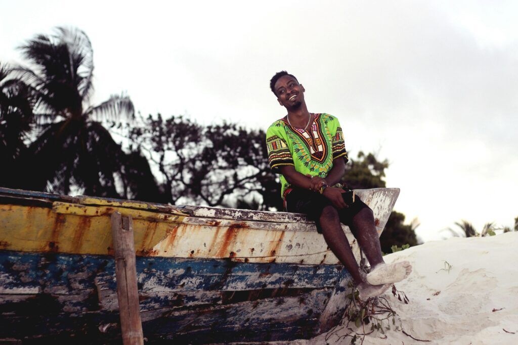 Un homme assis sur un bateau à Mombasa au Kenya Un homme assis sur un bateau à Mombasa au Kenya
