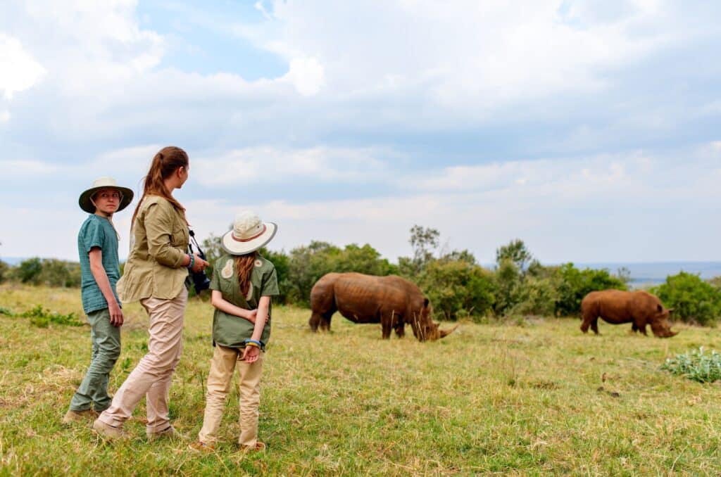 une maman en safari au Kenya avec ses enfants