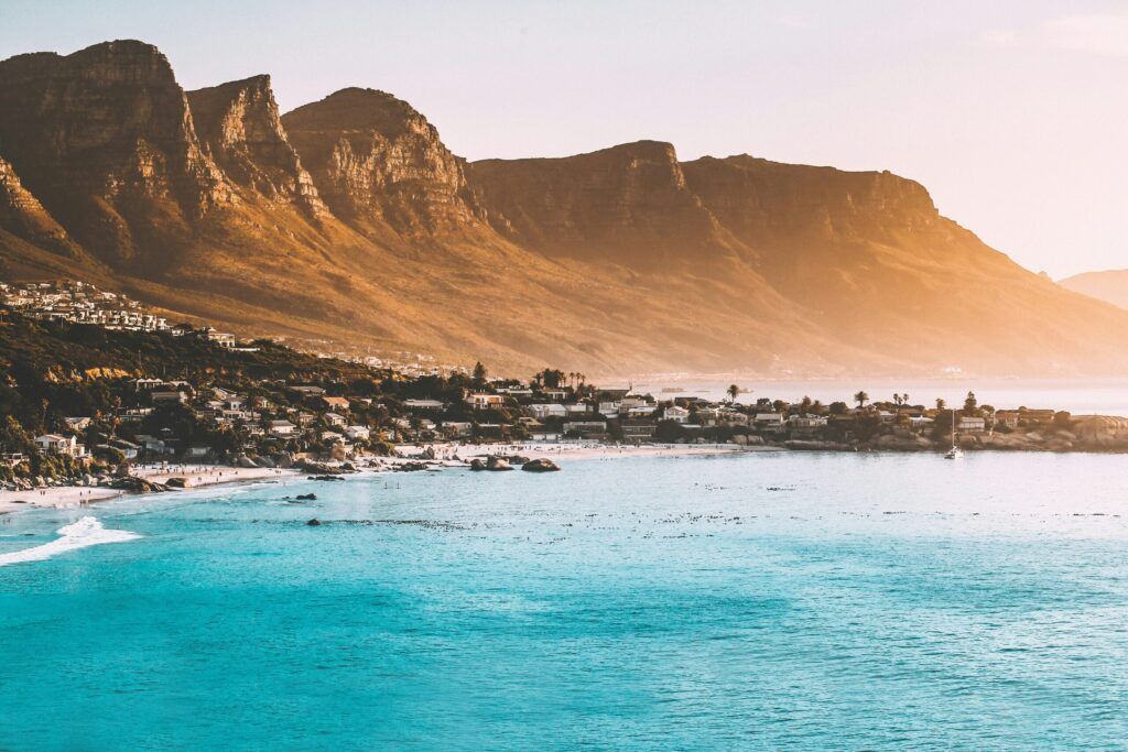 Vue panoramique sur la plage, la mer et les montagnes