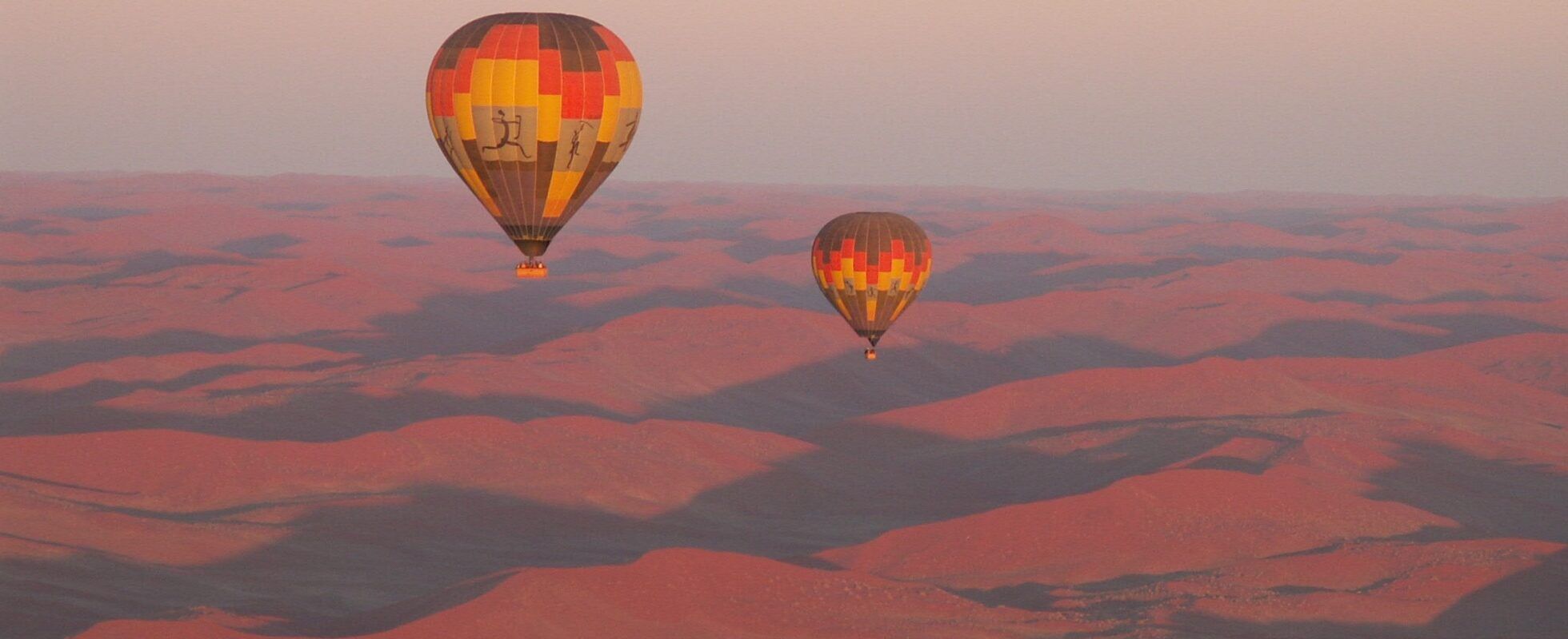 Deux montgolfières au lever du soleil au-dessus du désert du Namib