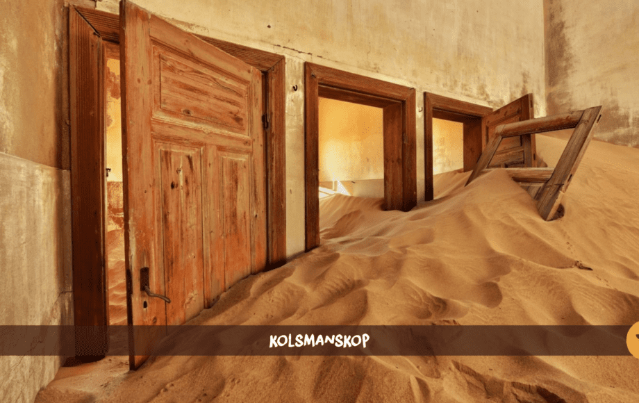 Une pièce avec trois portes à Kolmanskop, envahie par une dune de sable.