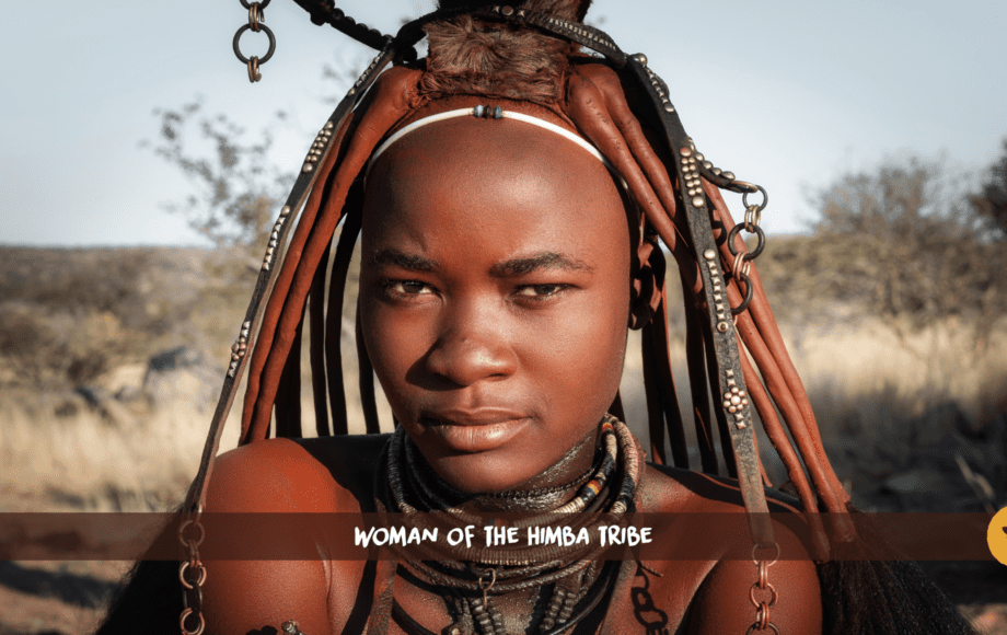 Femme Himba aux cheveux enduits d'ocre rouge et colliers traditionnels