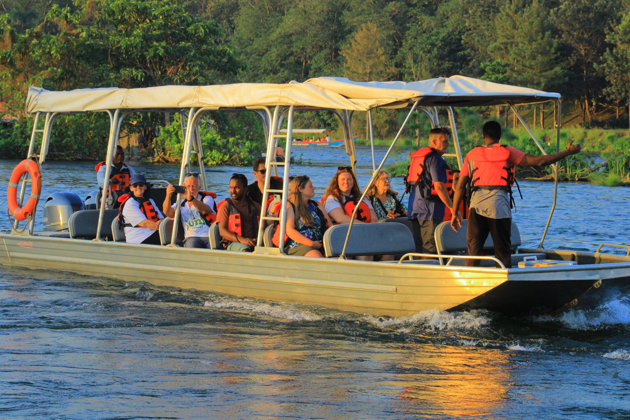 Excursion en bateau le long de la source du Nil