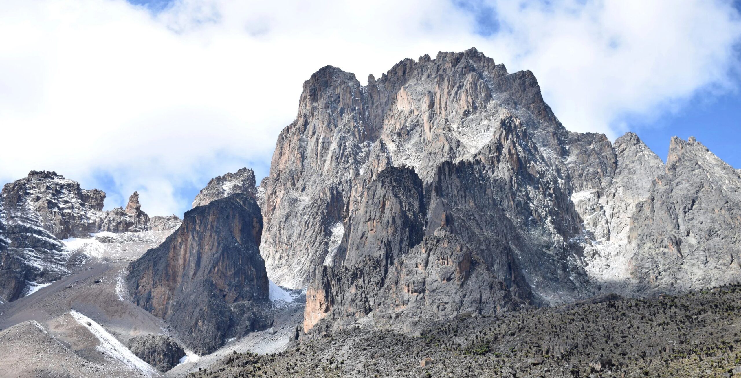 Sirimon Route 5 jours, Jour 4: Shipton's Camp (4,200m) - Point Lenana (4,985m) - Old Moses (3,300m)