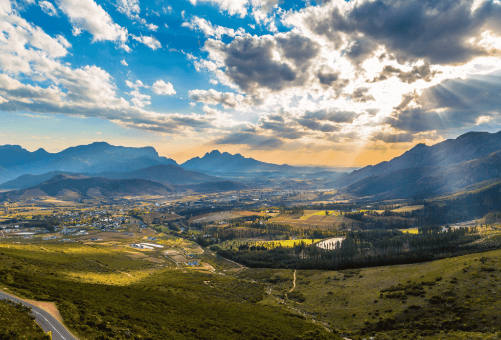 Des vignobles avec des nuages et des rayons de soleil au-dessus
