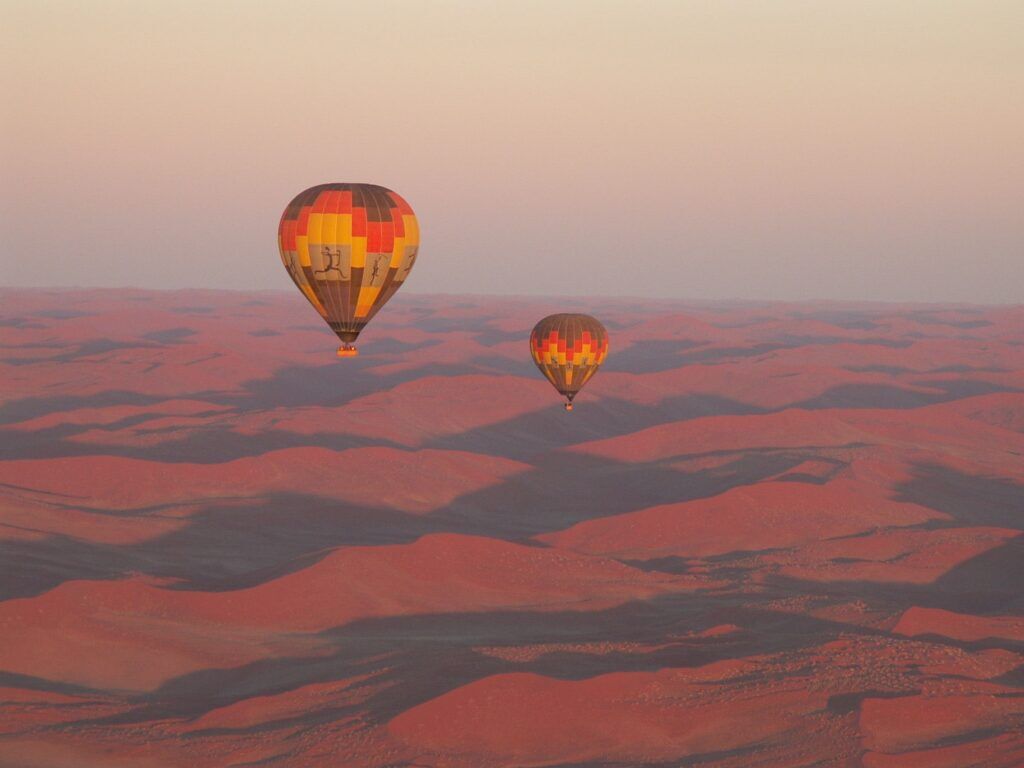 Deux montgolfières au lever du soleil au-dessus du désert du Namib