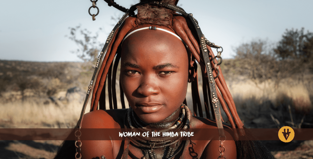 Femme Himba aux cheveux enduits d'ocre rouge et colliers traditionnels