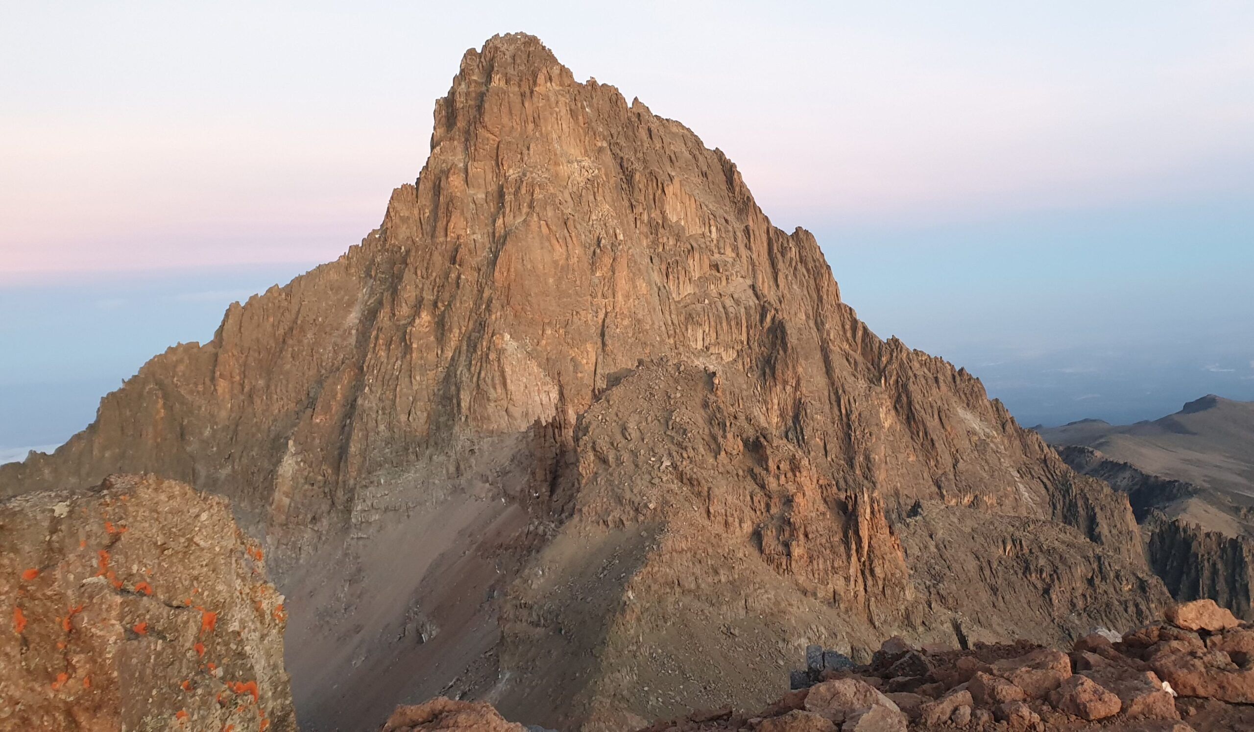 Sirimon Route 5 jours, Jour 4: Shipton's Camp (4,200m) - Point Lenana (4,985m) - Old Moses (3,300m)